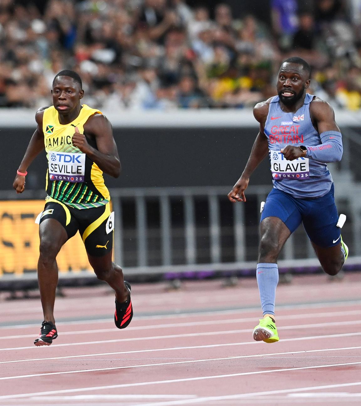 Oblique Seville (Jamaika), Romell Glave (Großbritannien) und Gift Leotlela (Südafrika) während des 100-Meter-Vorlaufs.