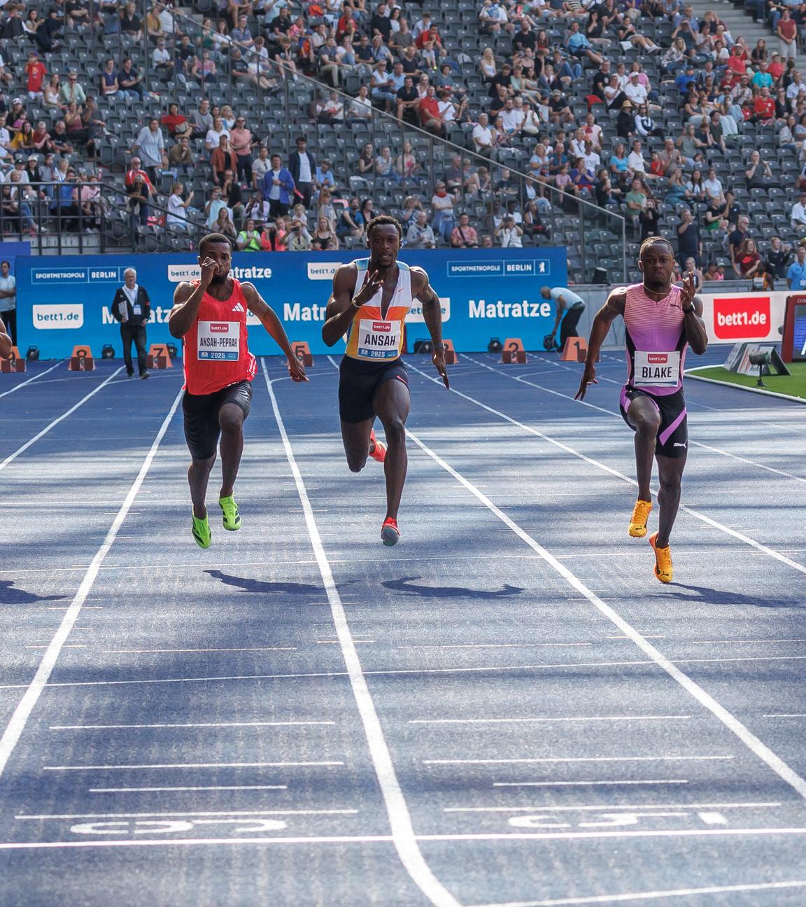 27.07.2025, Berlin: Leichtathletik: Meeting, ISTAF, Entscheidung, 100 m, Männer, Olympiastadion. Teilnehmer in Aktion. Foto: Andreas Gora/dpa +++ dpa-Bildfunk +++
