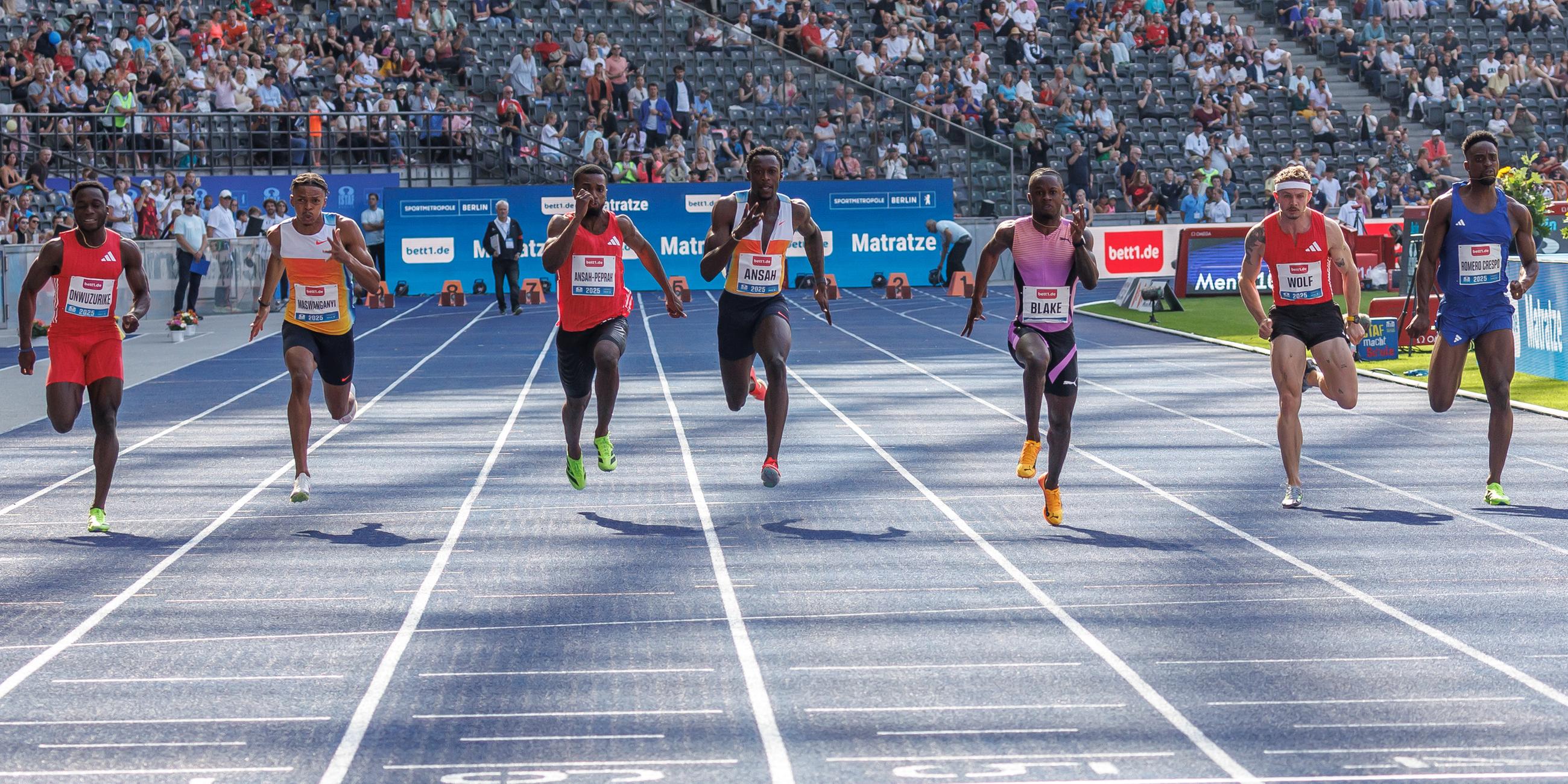 27.07.2025, Berlin: Leichtathletik: Meeting, ISTAF, Entscheidung, 100 m, Männer, Olympiastadion. Teilnehmer in Aktion. Foto: Andreas Gora/dpa +++ dpa-Bildfunk +++