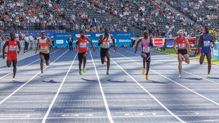 27.07.2025, Berlin: Leichtathletik: Meeting, ISTAF, Entscheidung, 100 m, Männer, Olympiastadion. Teilnehmer in Aktion. Foto: Andreas Gora/dpa +++ dpa-Bildfunk +++