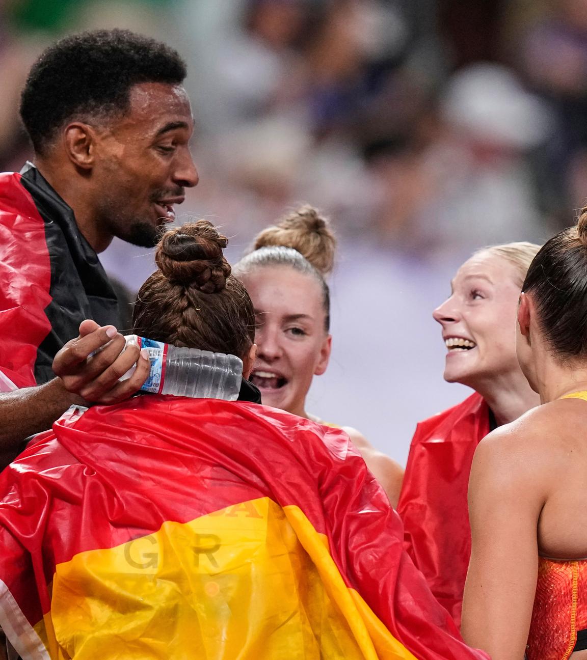 Zehnkämpfer Leo Neugebauer jubelt nach seinem Sieg zusammen mit den Sportlerinnen der deustchen Frauen Staffel, die Bronze holten.