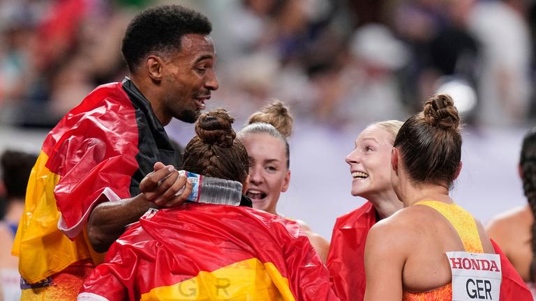 Zehnkämpfer Leo Neugebauer jubelt nach seinem Sieg zusammen mit den Sportlerinnen der deustchen Frauen Staffel, die Bronze holten.