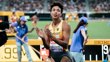 Deutschlands Malaika Mihambo reagiert nach ihrem Sprung bei der Leichtathletik-WM.