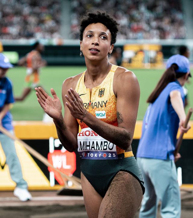 Deutschlands Malaika Mihambo reagiert nach ihrem Sprung bei der Leichtathletik-WM.