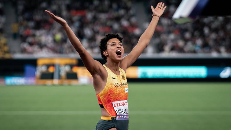 Malaika Mihambo gewinnt die Silbermedaille bei der Leichtathletik-WM in Tokio.