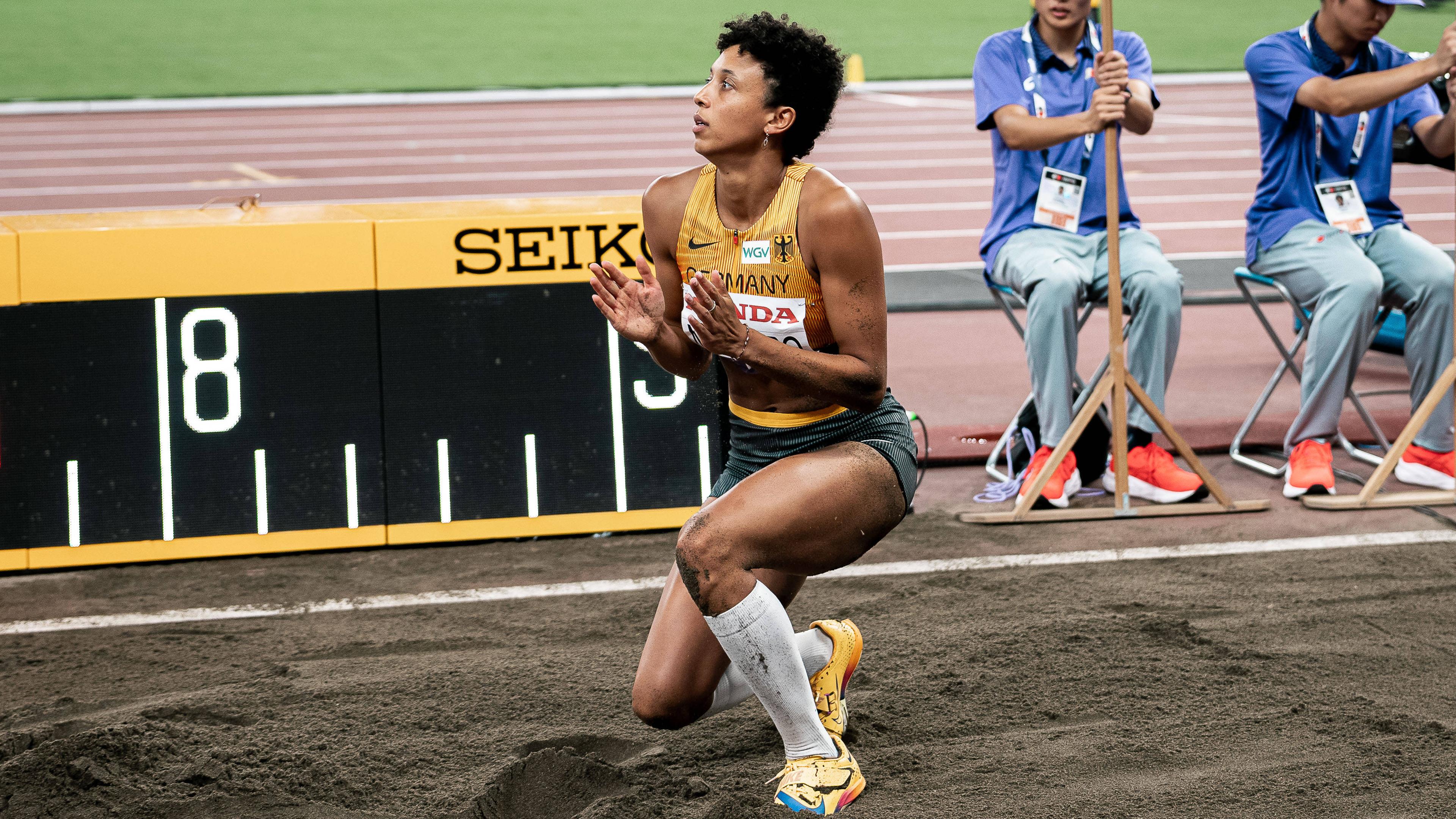 Malaika Mihambo reagiert nach ihrem Sprung bei der Leichtathletik-WM.