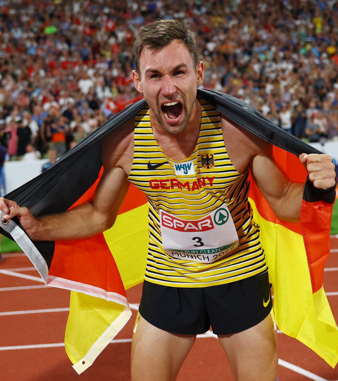 Niklas Kaul bejubelt seine Goldmedaille bei der EM 2022.