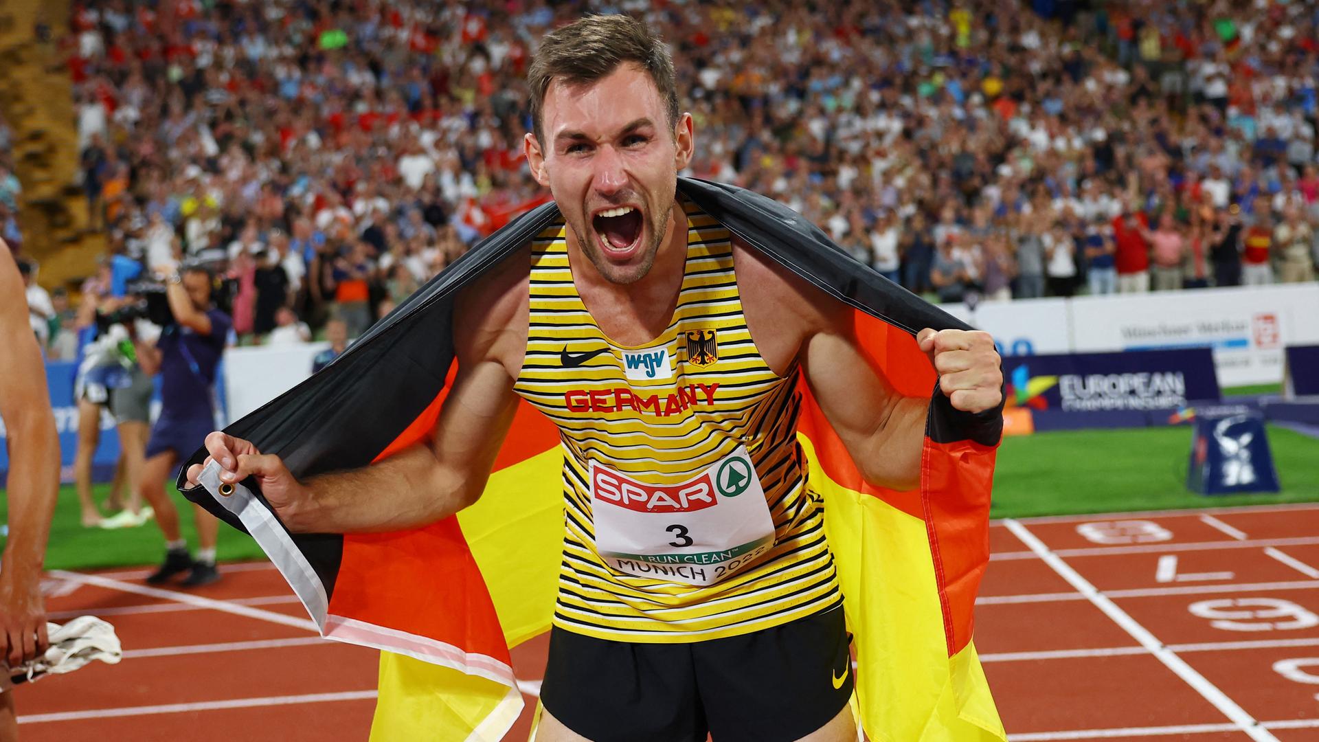 Niklas Kaul bejubelt seine Goldmedaille bei der EM 2022.