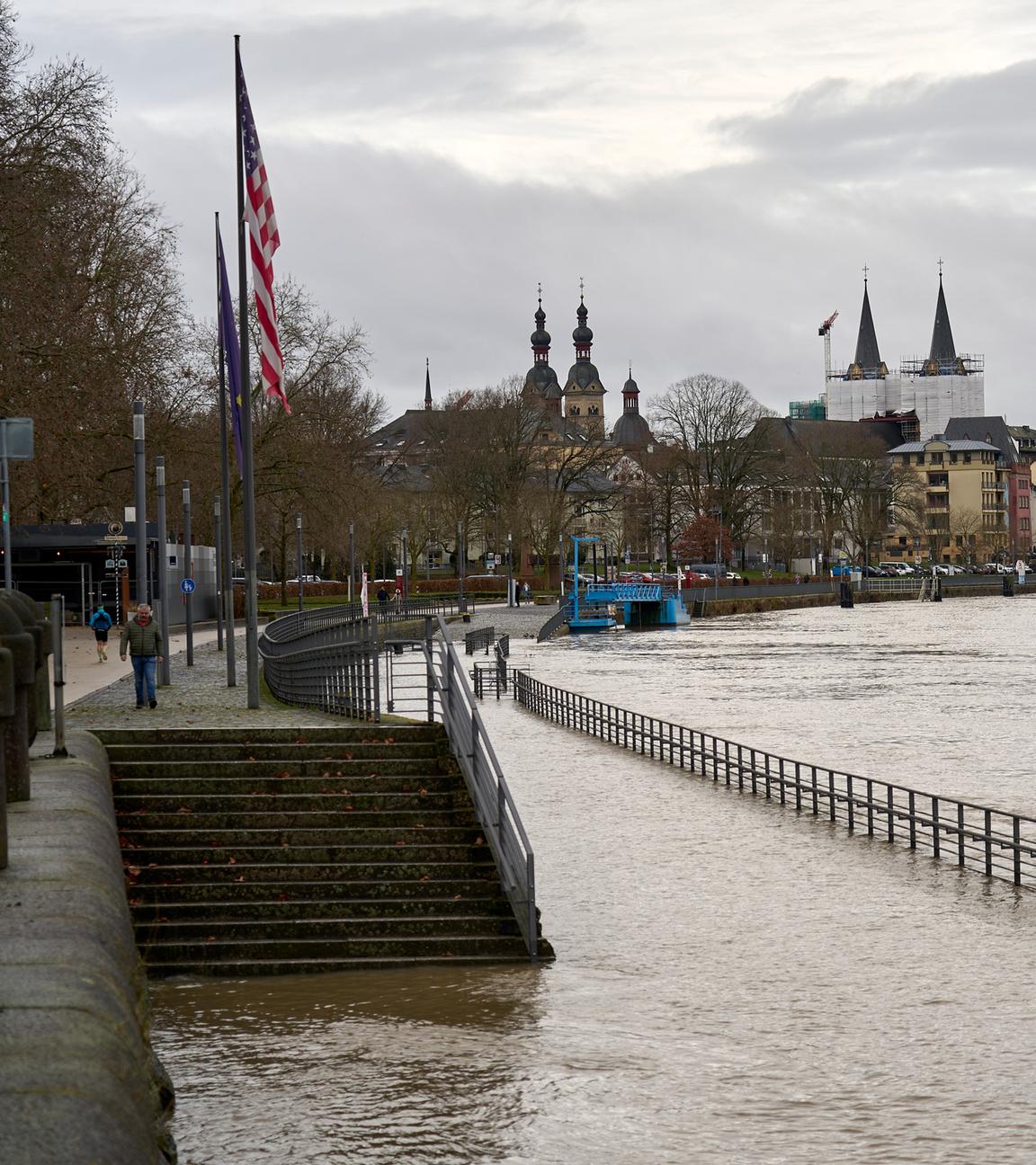 Am Deutschen Eck unterhalb des Kaiser-Wilhelm-Denkmals ist ein leichter Pegelanstieg an den Flüssen Rhein und Mosel zu beobachten.