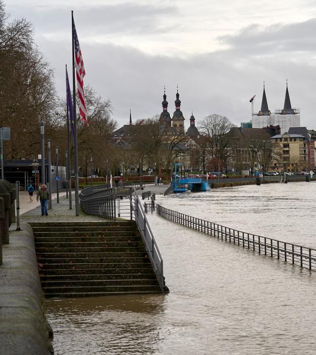 Am Deutschen Eck unterhalb des Kaiser-Wilhelm-Denkmals ist ein leichter Pegelanstieg an den Flüssen Rhein und Mosel zu beobachten.