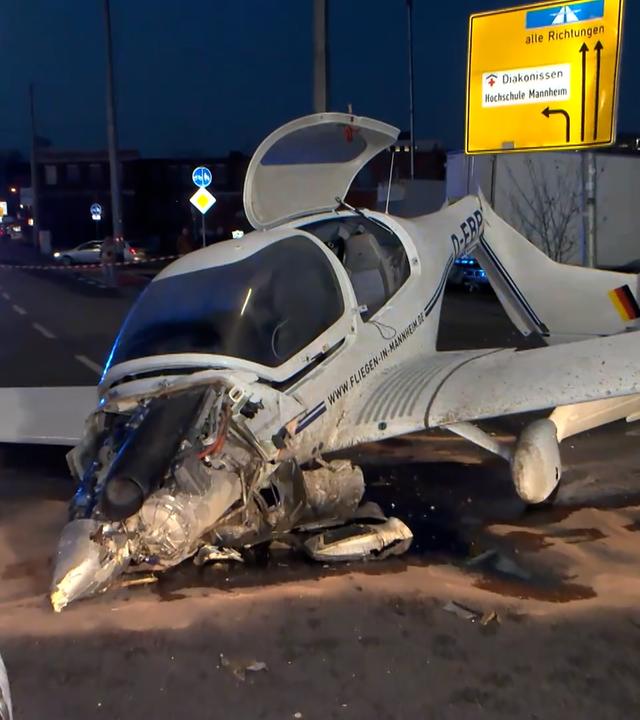 Notgelandetes Leichtflugzeug in Mannheim 