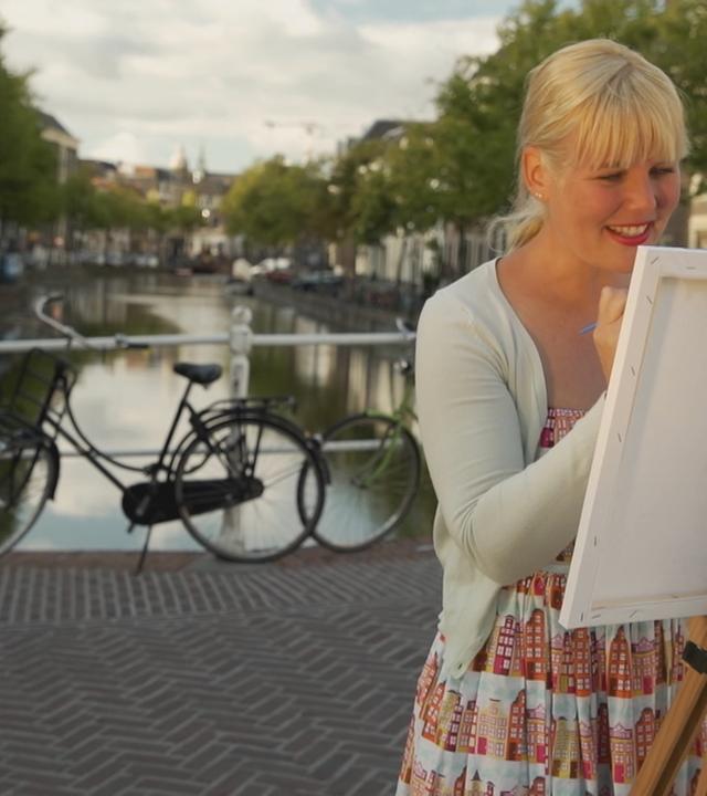 Marina Wenk malt auf einer Leinwand in Leiden