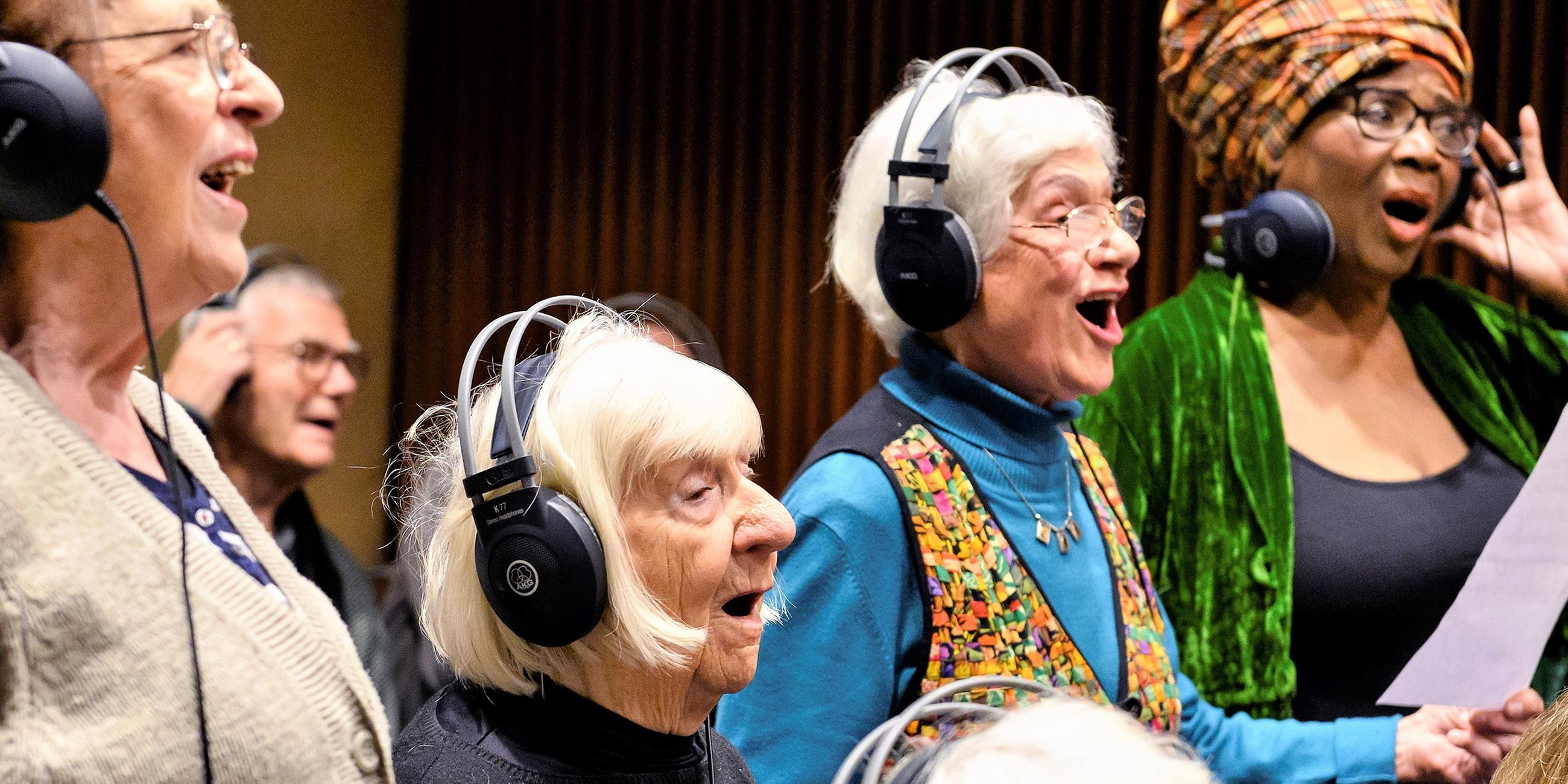 Ruth Rupp und der "Heaven Can Wait-Chor" bei der Aufnahme des Songs "We Were Young".