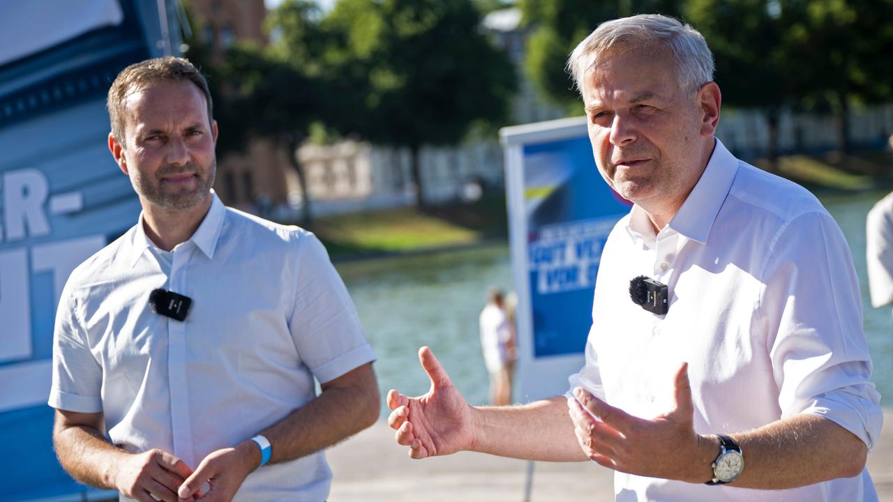 Leif-Erik Holm (r) und Enrico Schult (AfD)