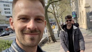 Tobias Devooght mit seinem Mann und den gemeinsamen Kindern