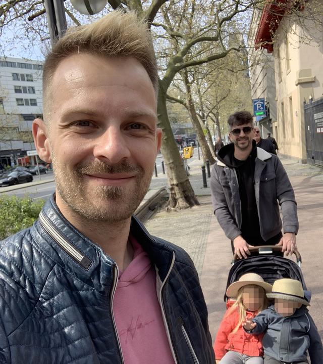 Tobias Devooght mit seinem Mann und den gemeinsamen Kindern
