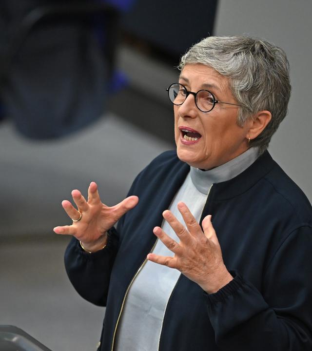 Britta Haßelmann, Fraktionsvorsitzende der Grünen, spricht sich in einer Bundestagssitzung für eine neue Debatte zur Legalisierung der Leihmutterschaft aus.