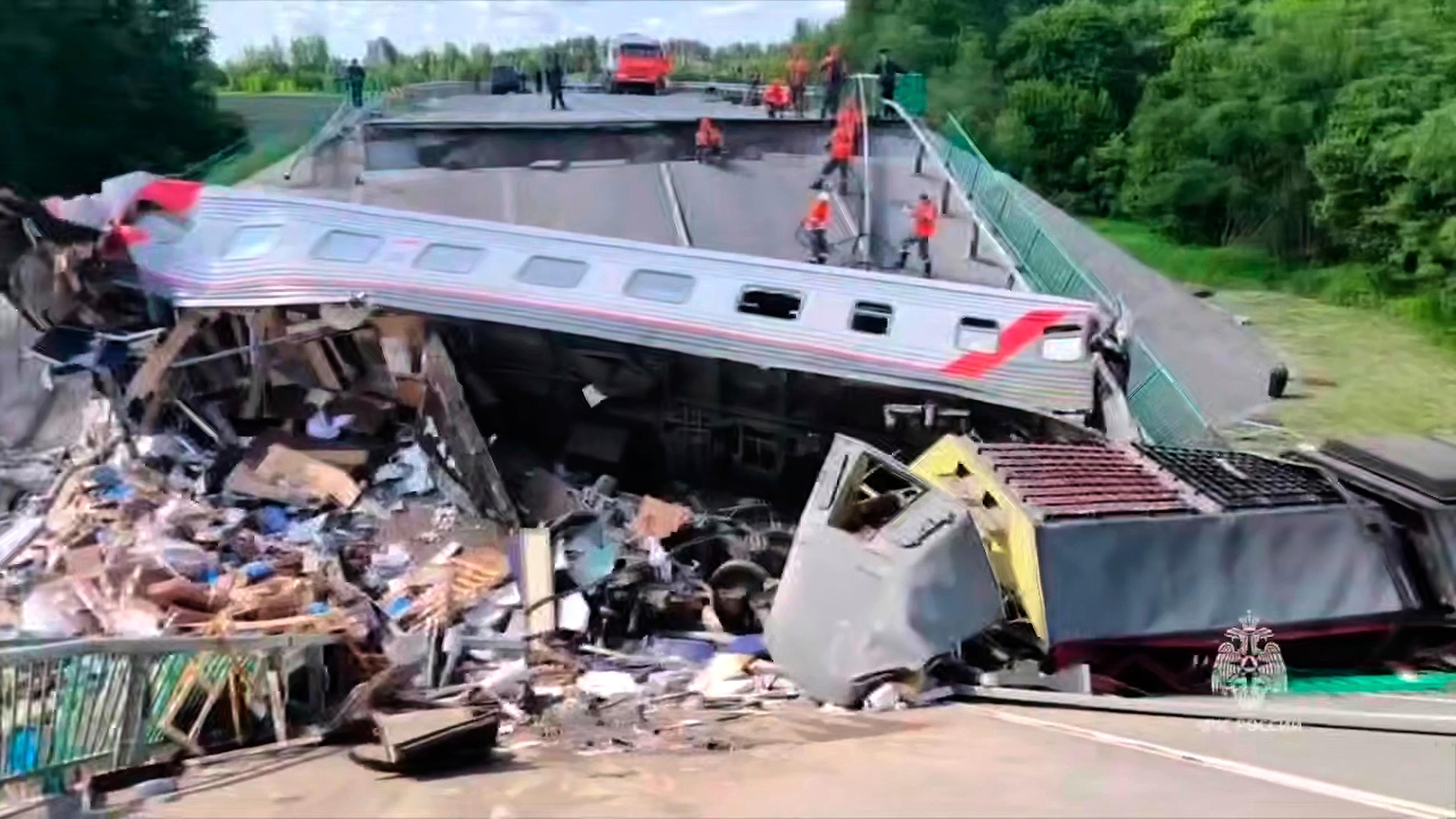 Auf diesem Foto arbeiten Mitarbeiter des Katastrophenschutzes an einer beschädigten Brücke in der russischen Region Brjansk, die an die Ukraine grenzt.
