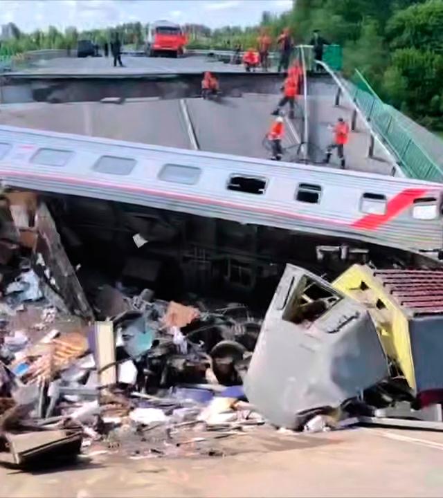 Auf diesem Foto arbeiten Mitarbeiter des Katastrophenschutzes an einer beschädigten Brücke in der russischen Region Brjansk, die an die Ukraine grenzt.