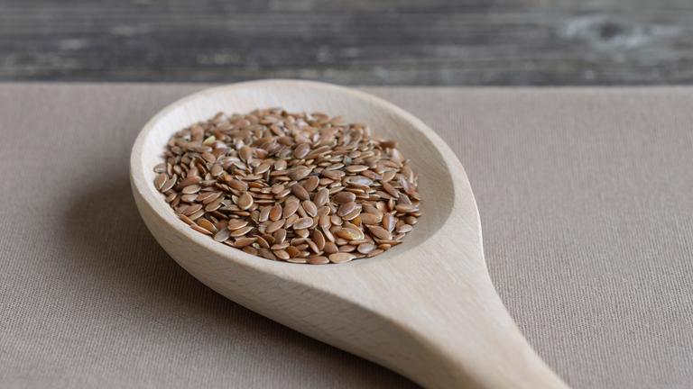 Leinsamen auf einem Holzlöffel