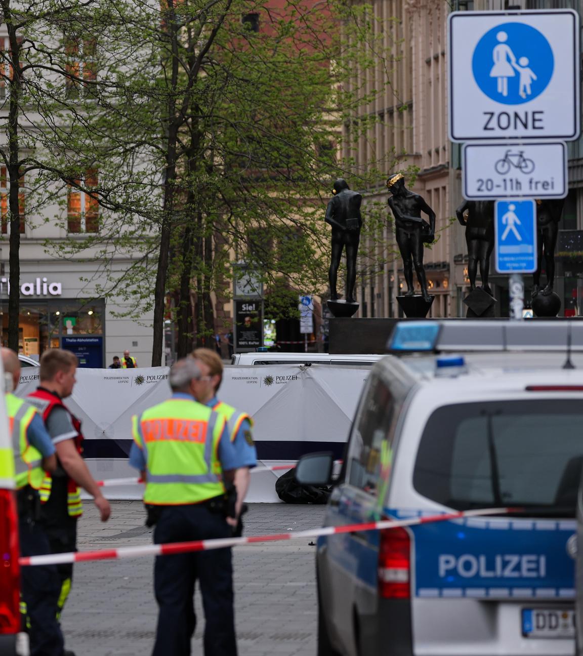 Einsatzkräfte stehen am Eingang der Grimmaischen Straße. In Leipzig ist ein Auto in mehrere Menschen gefahren. (zu dpa: «Staatsanwaltschaft ermittelt wegen Mordes»)