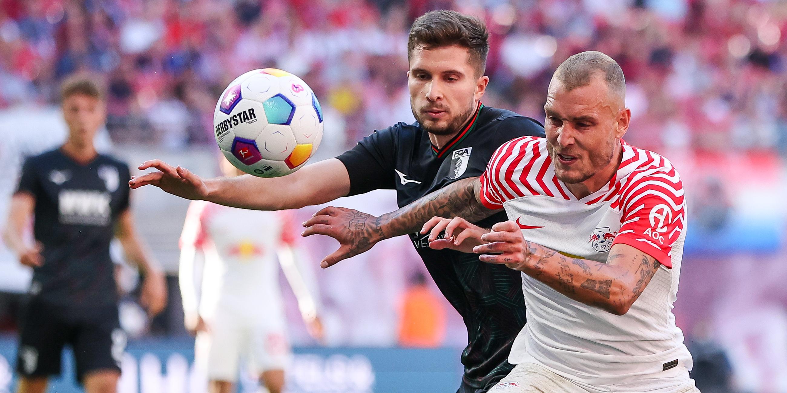 Leipzigs Spieler David Raum und Augsburgs Elvis Rexhbecaj im Duell am 16.09.2023.