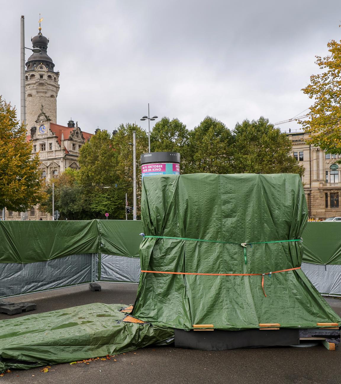 Der mit grünen Planen verhüllte Grundstein für das Freiheits- und Einheitsdenkmal steht auf dem Wilhelm-Leuschner-Platz. Zum 36. Jahrestag der friedlichen Revolution soll am 9. Oktober auf diesem Platz der Grundstein für das lange geplante Freiheits- und Einheitsdenkmal gelegt werden. Für rund fünf Millionen Euro soll ein dezentrales Denkmal aus 50 weißen Skulpturen entstehen.