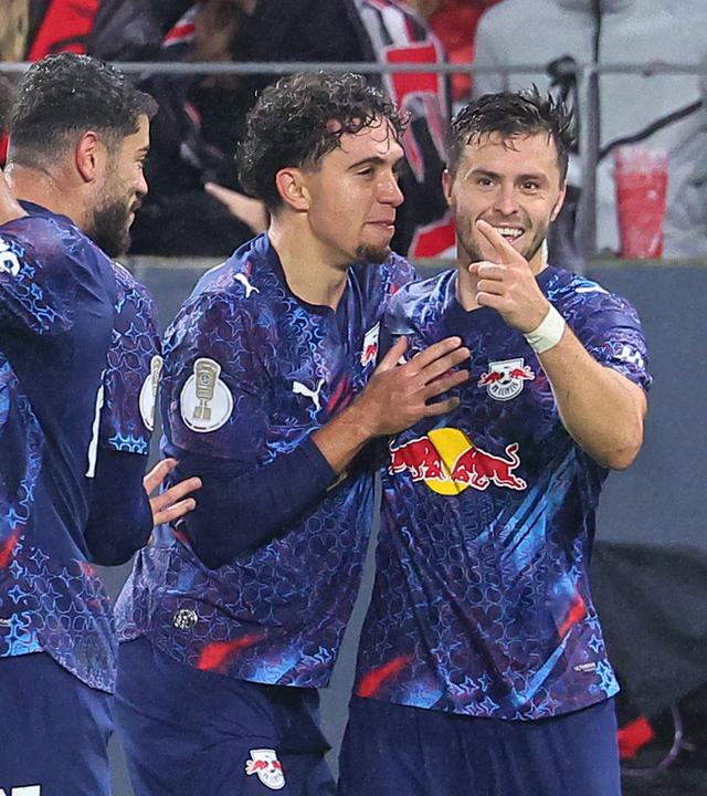 Christoph Baumgartner (rechts) trifft zur 1:2 Führung und jubelt mit seinen Teamkollegen.