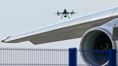 Nach dem nächtlichen Drohnen-Vorfall am Flughafen Leipzig/Halle haben Spezialisten der Bundespolizei eine Drohne mit einer Sprengvorrichtung entschärft. Nach dem nächtlichen Drohnen-Vorfall am Flughafen Leipzig/Halle haben Spezialisten der Bundespolizei eine Sprengvorrichtung entschärft.