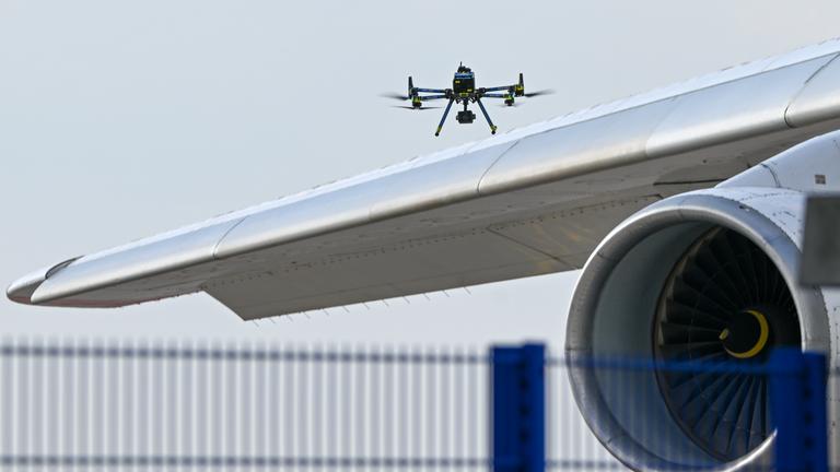 Nach dem nächtlichen Drohnen-Vorfall am Flughafen Leipzig/Halle haben Spezialisten der Bundespolizei eine Drohne mit einer Sprengvorrichtung entschärft. Nach dem nächtlichen Drohnen-Vorfall am Flughafen Leipzig/Halle haben Spezialisten der Bundespolizei eine Sprengvorrichtung entschärft.