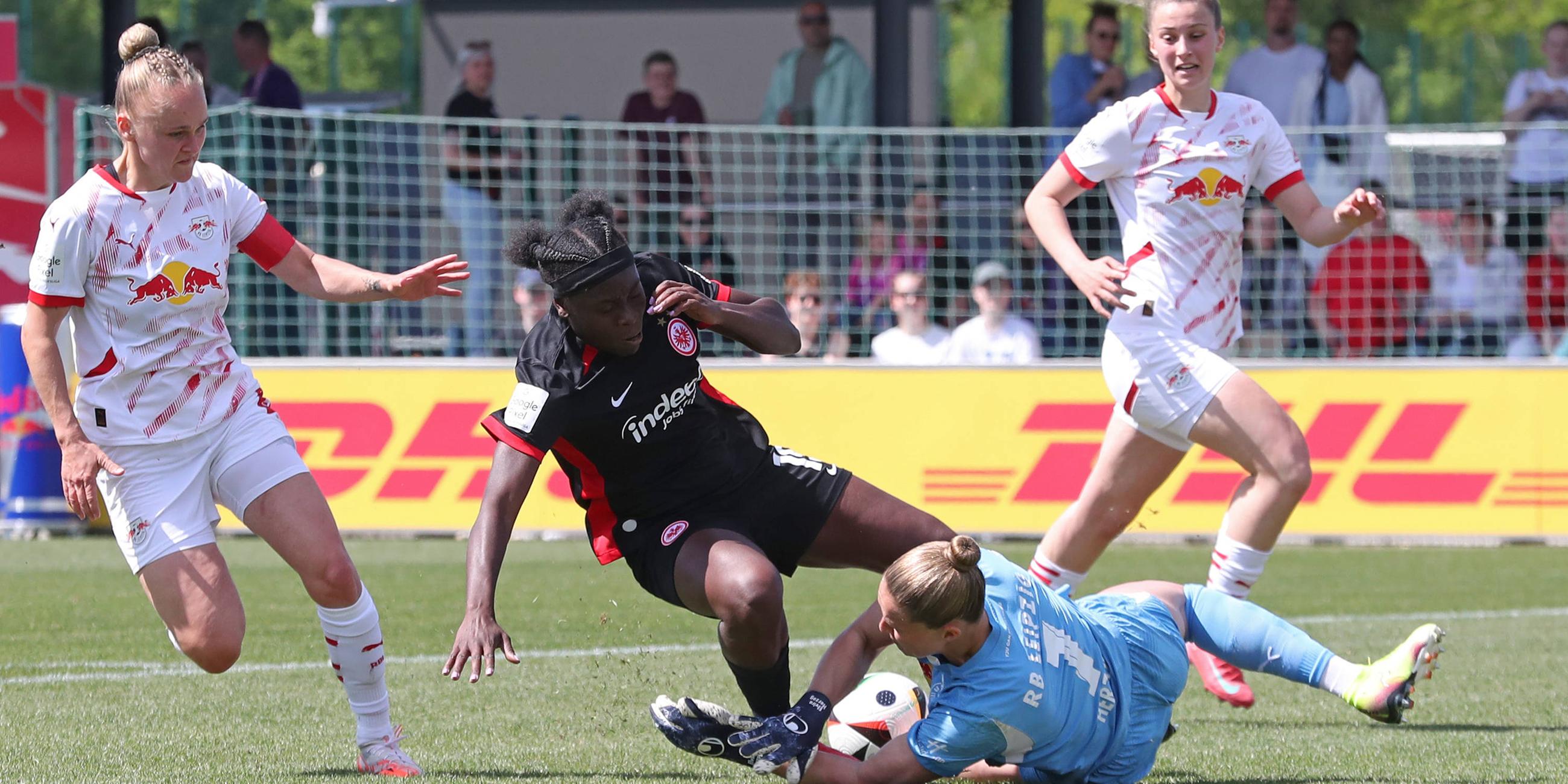 Leipzigs Torhüterin Elvira Herzog kommt vor der Frankfurterin Nicole Anyomi an die Ball