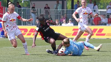 Leipzigs Torhüterin Elvira Herzog kommt vor der Frankfurterin Nicole Anyomi an die Ball