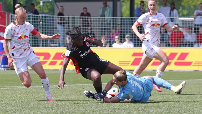 Leipzigs Torhüterin Elvira Herzog kommt vor der Frankfurterin Nicole Anyomi an die Ball