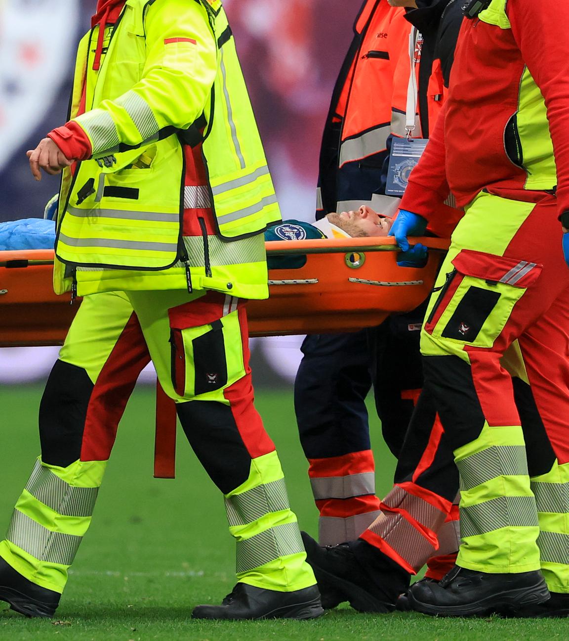 Torwart Peter Gulacsi wird nach einem Kopfzusammenstoß vom Platz getragen