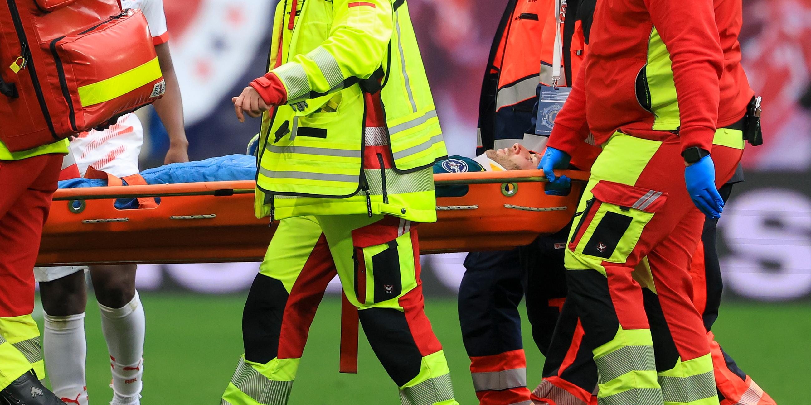 Torwart Peter Gulacsi wird nach einem Kopfzusammenstoß vom Platz getragen