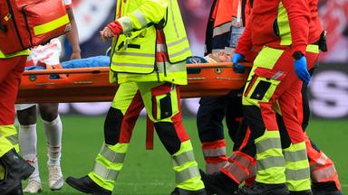 Torwart Peter Gulacsi wird nach einem Kopfzusammenstoß vom Platz getragen