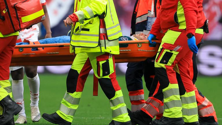 Torwart Peter Gulacsi wird nach einem Kopfzusammenstoß vom Platz getragen