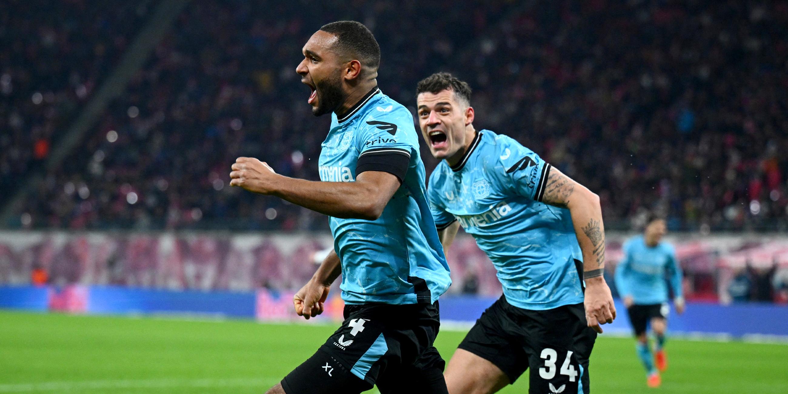 Leverkusens Jonathan Tah jubelt zu seinem Treffer mit Granit Xhaka beim Spiel gegen Leipzig am 20.01.2024.