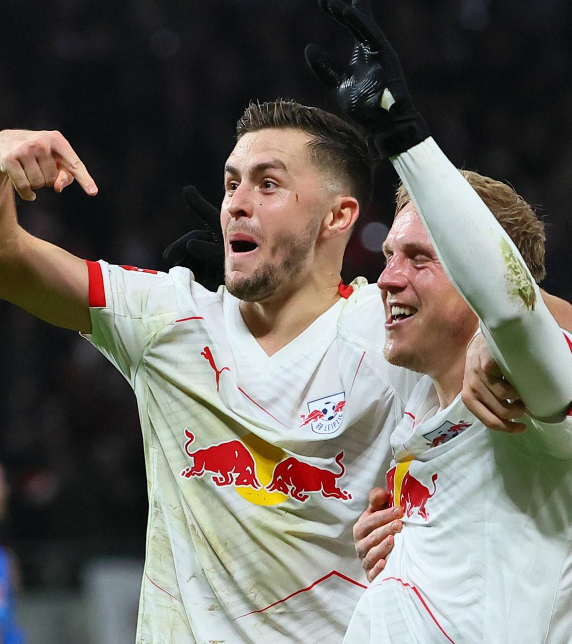 Torjubel von Xaver Schlager (RB Leipzig) nach dem 1:0 gegen Bayer 04 Leverkusen, mit Christoph Baumgartner und David Raum.