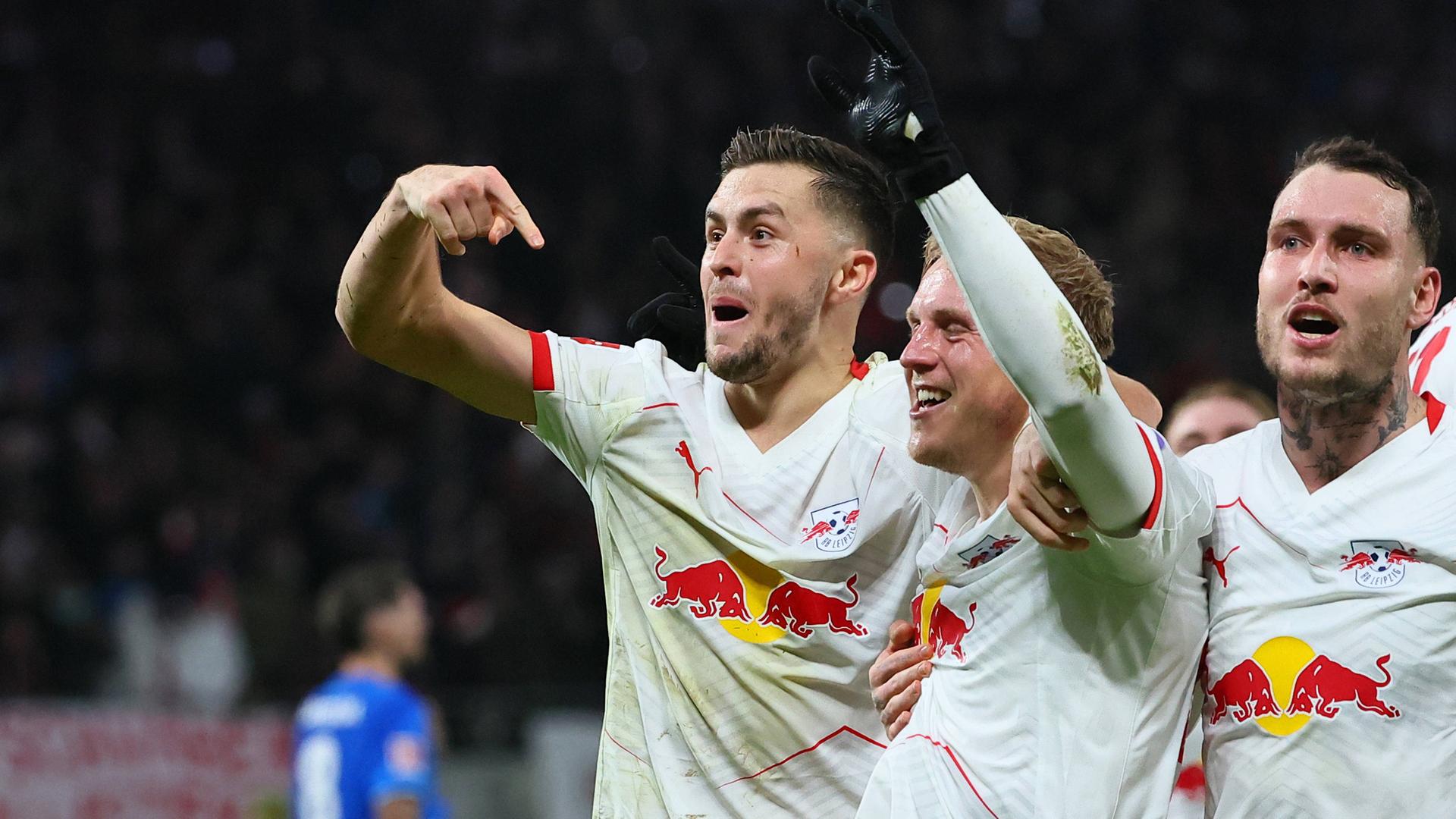 Torjubel von Xaver Schlager (RB Leipzig) nach dem 1:0 gegen Bayer 04 Leverkusen, mit Christoph Baumgartner und David Raum.