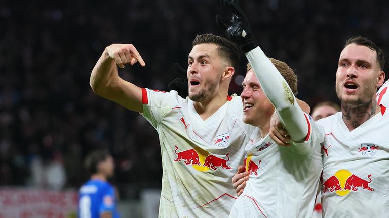 Torjubel von Xaver Schlager (RB Leipzig) nach dem 1:0 gegen Bayer 04 Leverkusen, mit Christoph Baumgartner und David Raum.