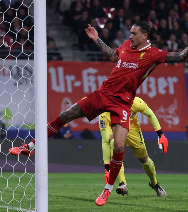 Liverpools uruguayischer Stürmer (#09) Darwin Nunez erzielt das erste Tor.