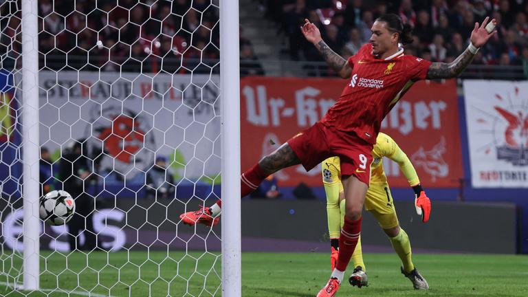 Liverpools uruguayischer Stürmer (#09) Darwin Nunez erzielt das erste Tor.