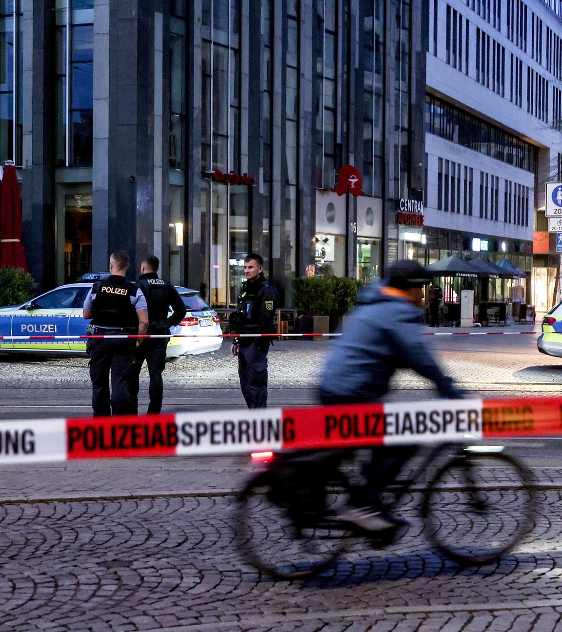 Polizisten patrouillieren in der Nähe des Tatorts, aufgenommen am 05.05.2026