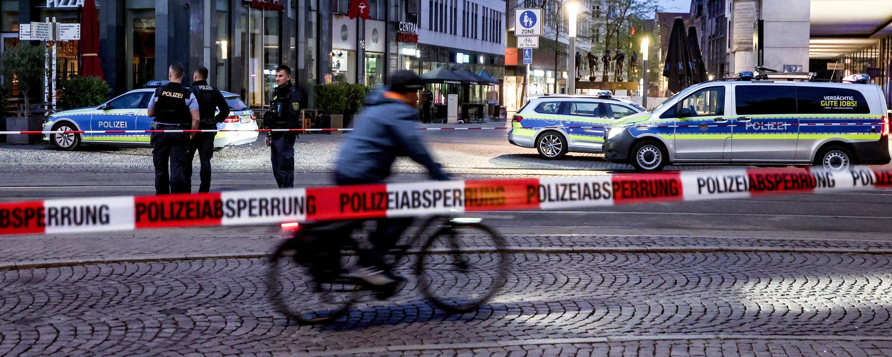 Polizisten patrouillieren in der Nähe des Tatorts, aufgenommen am 05.05.2026