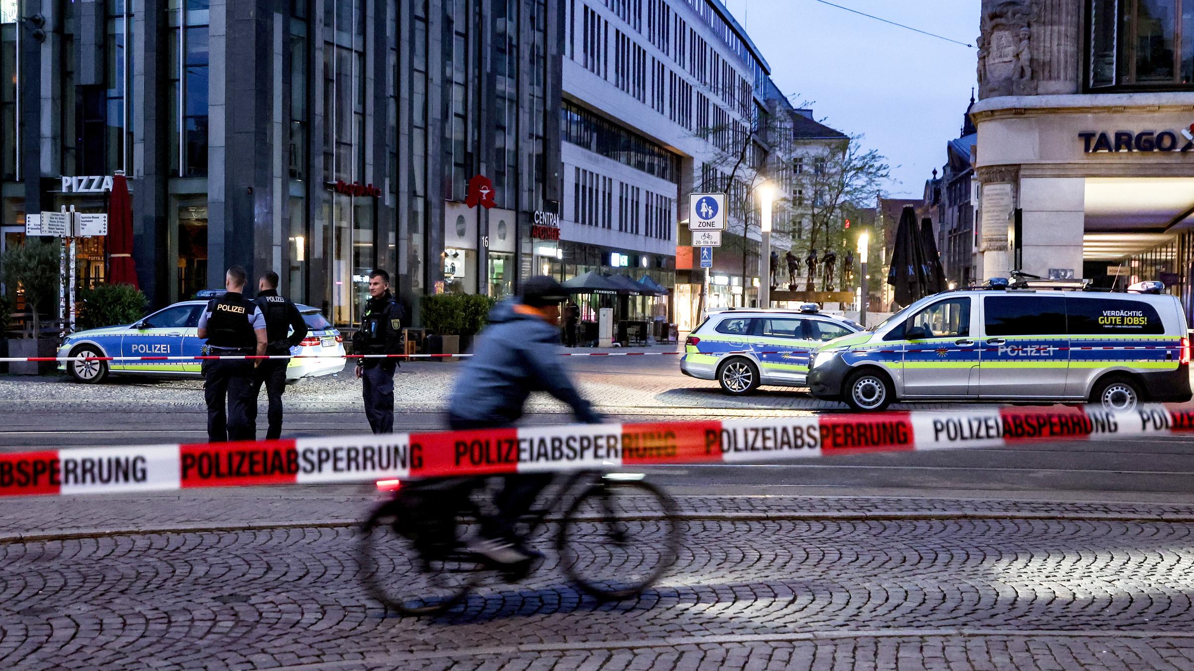 Polizisten patrouillieren in der Nähe des Tatorts, aufgenommen am 05.05.2026