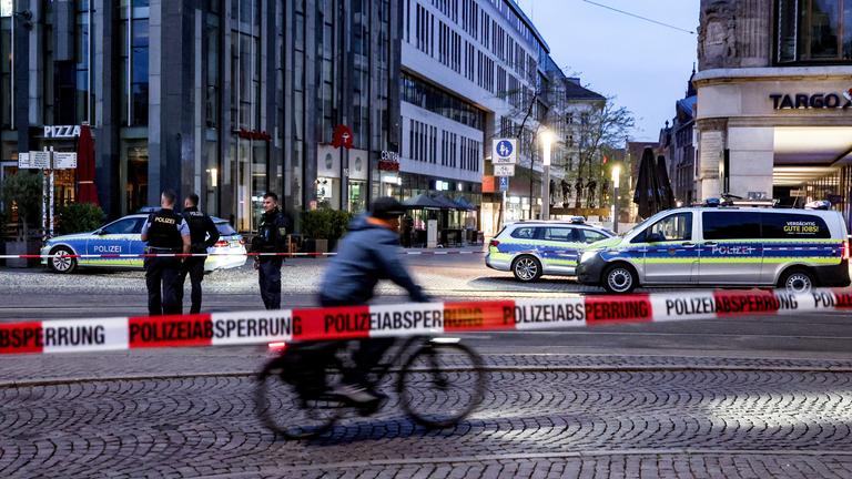 Polizisten patrouillieren in der Nähe des Tatorts, aufgenommen am 05.05.2026