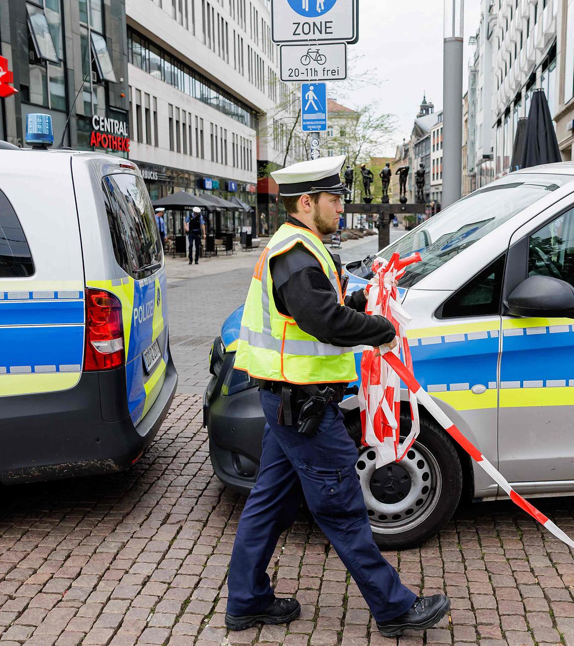 Ein Polizist entfernt die Absperrung am Eingang der Fußgängerzone der Grimmaischen Straße in Leipzig, aufgenommen am 05.05.2026