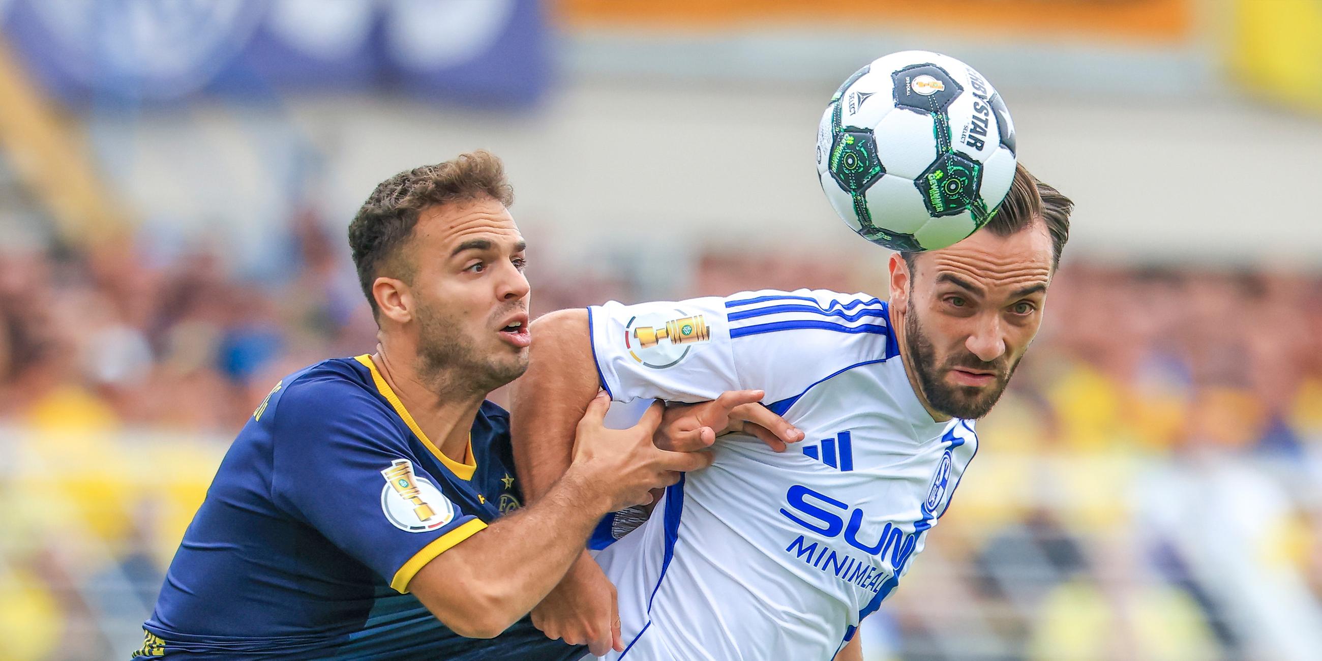 Farid Abderrahmane (l, 1. FC Lokomotive Leipzig) und Kenan Karaman (FC Schalke 04) kämpfen um den Ball.