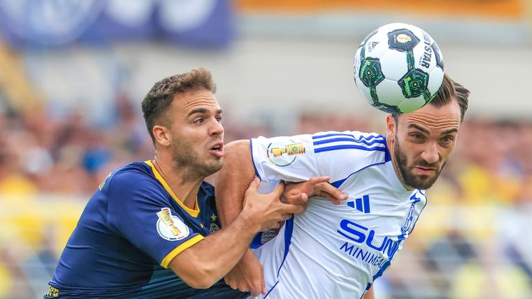 Farid Abderrahmane (l, 1. FC Lokomotive Leipzig) und Kenan Karaman (FC Schalke 04) kämpfen um den Ball.